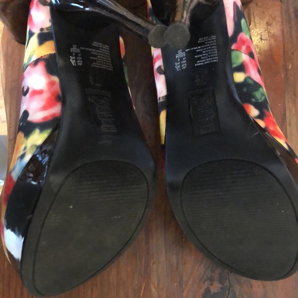 Brash floral print heels worn like new condition no scuffs size 7.5 US - Picture 3 of 4